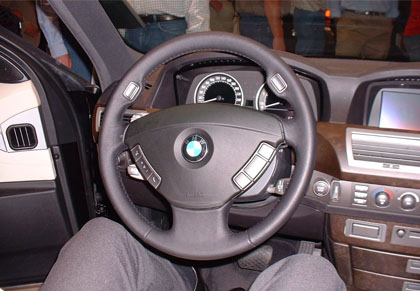 Interior eines alten BMW aus den frühen 2000er Jahren