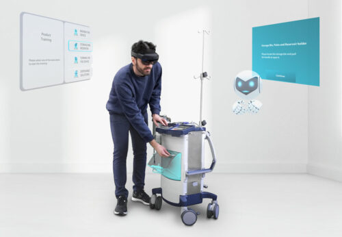 Medizinische Fachkraft lernt die Bedienung eines ECMO-Gerätes mit Hilfe eines Augmented Reality Training.