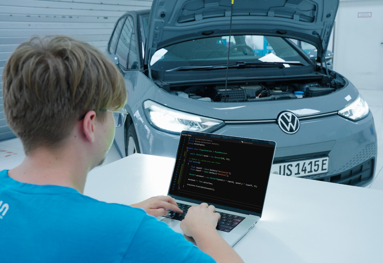 Automotive Software Ingineur programmiert das Backend eines VW ID 4