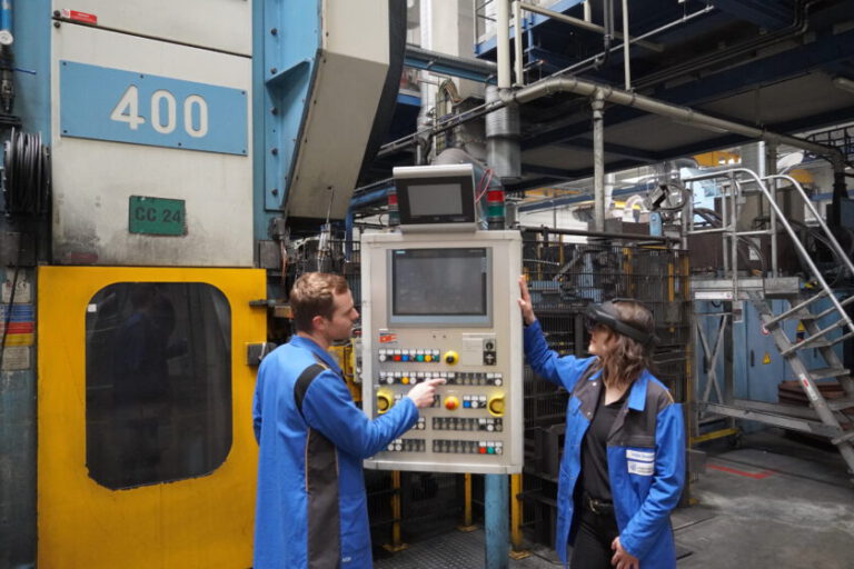 Ingineure warten eine industrielle Großmaschine mit Hilfe von Augmented Reality