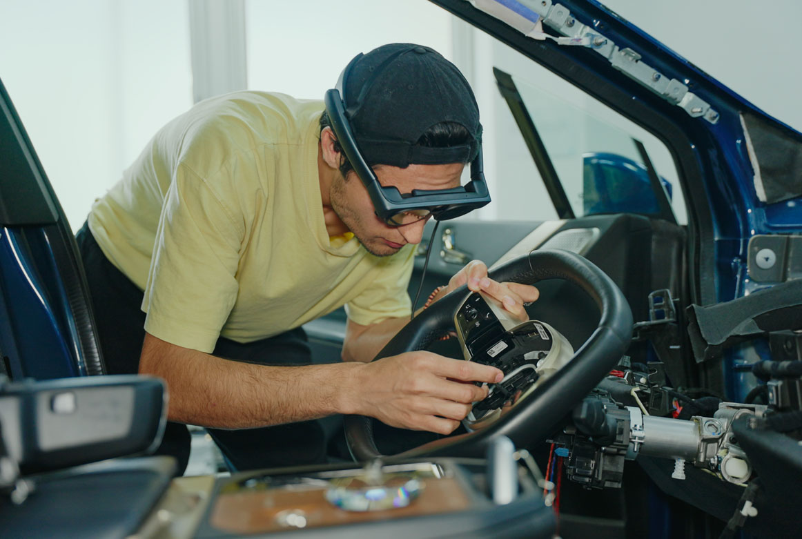 Automotive Ingineur montiert das Lenkrad eines Prototypen mit Hilfe der Magic Leap 2 Augemented Reality Brille