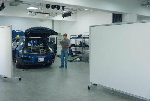 Ingineur arbeitet im Studio für Fahrzeugumbauden