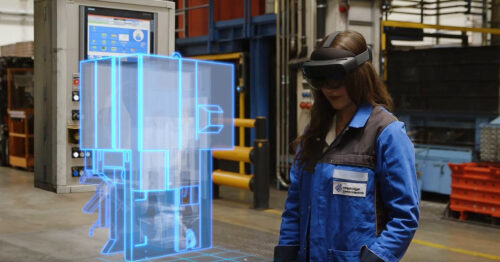 Ingenieurin betrachtet das Hologramm einer Maschine in ihrer Fabrik.