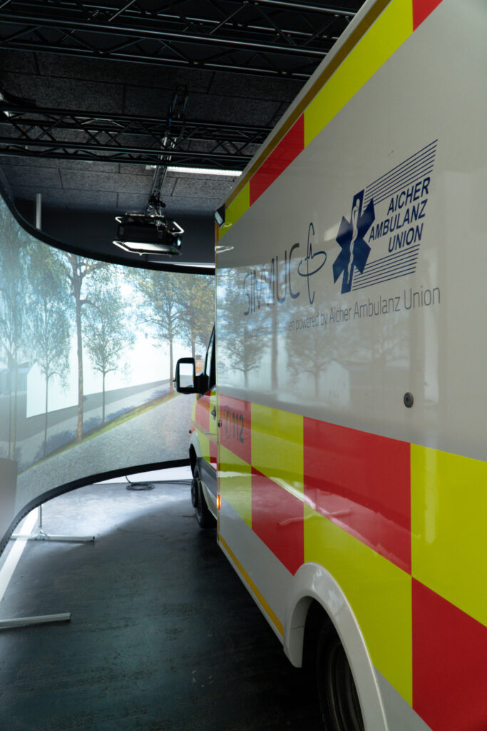 Hier sehen wir das Simulator-Training der Aicher Ambulanz Union